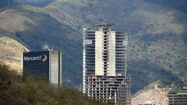 Entre os muitos edif&iacute;cios abandonados no centro de Caracas, um dos mais emblem&aacute;ticos &eacute; a Torre de David: os 45 andares foram quase totalmente ocupados por fam&iacute;lias de baixa renda