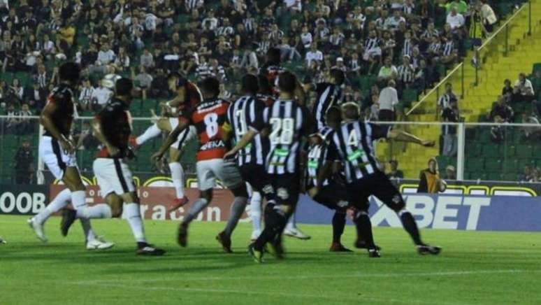 Oesta derrota o Figueirense por 2 a 1 e amplia a crise no time catarinense, que ocupa a lanterna da Série B do Campeonato Brasileiro