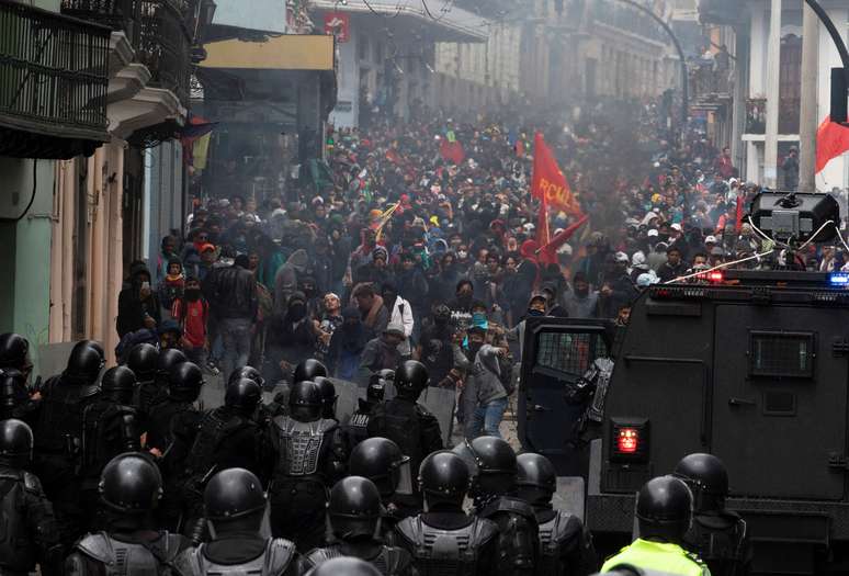 Manifestantes entram em confronto com tropa de choque em Quito
03/10/2019
REUTERS/Ivan Castaneira  