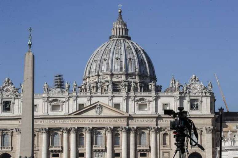 Parte do teto da Basílica de São Pedro cai em missa do Papa