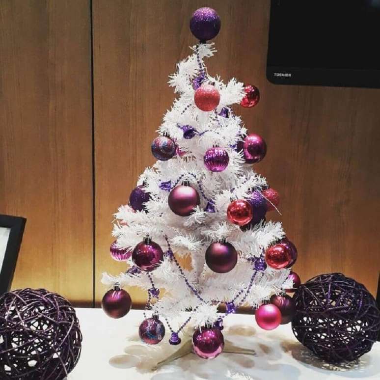 7. Decoração para árvore de Natal branca pequena com bolas em tons de roxo – Foto: Gabriela Ferreira