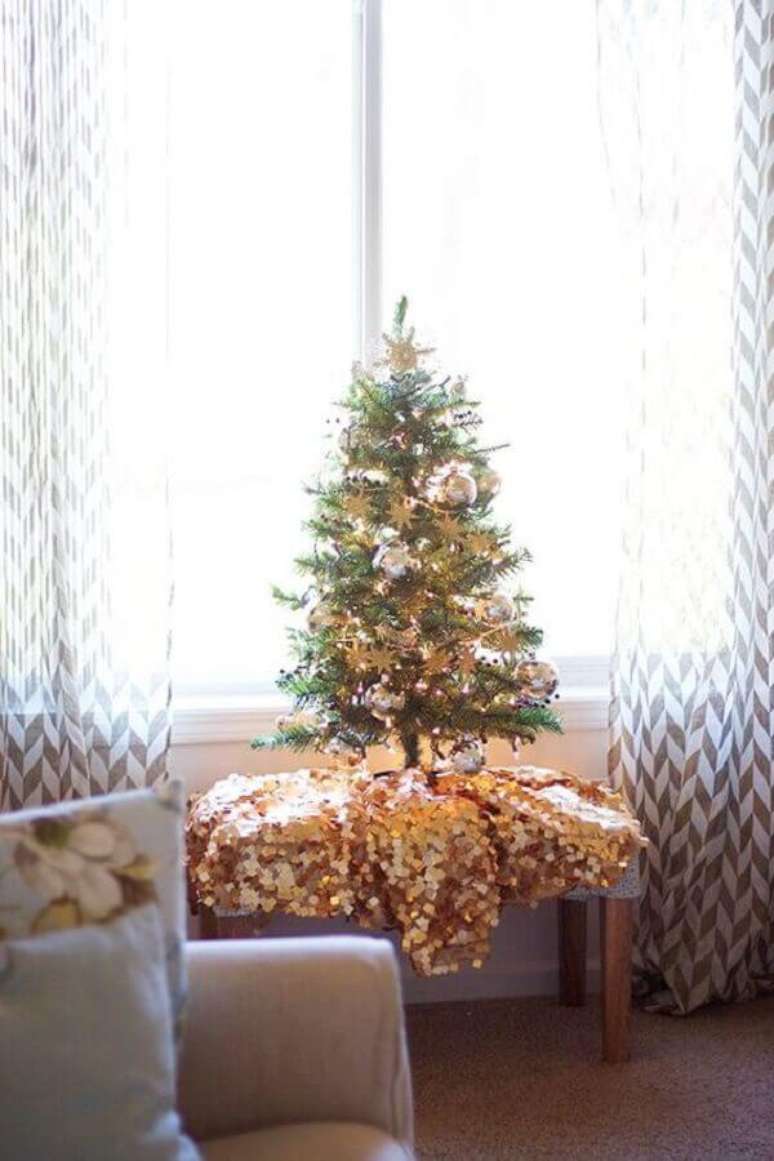 9. Escolha um cantinho especial e que dê destaque para a sua árvore de Natal pequena decorada – Foto: Wow Decor
