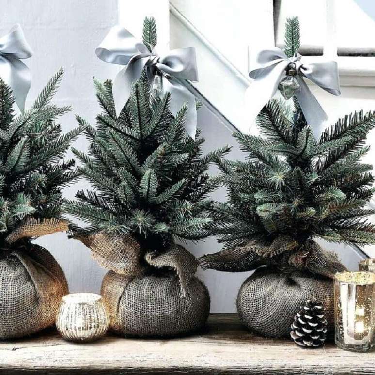 10. Invista em uma decoração simples e rústica com árvore de Natal pequena simples – Foto: Mimo em Flor