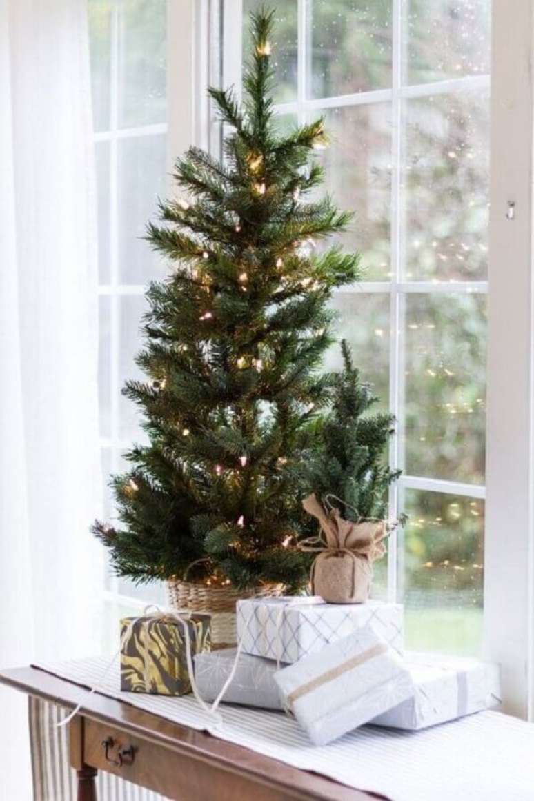 11. Decoração minimalista com árvore de Natal pequena decorada apenas com pisca pisca – Foto: Pinterest