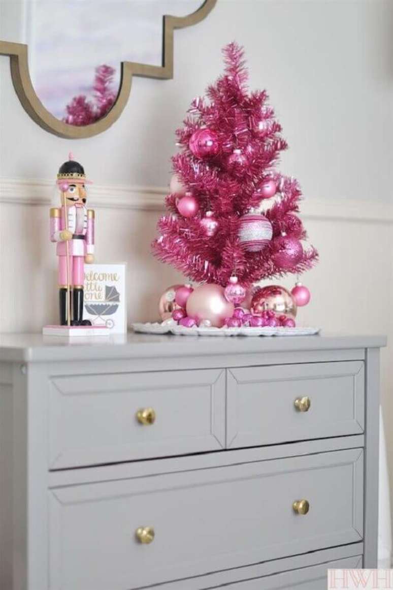12. Para um toque feminino na sua decoração invista na árvore de Natal pequena decorada cor de rosa – Foto: Honey We’re Home