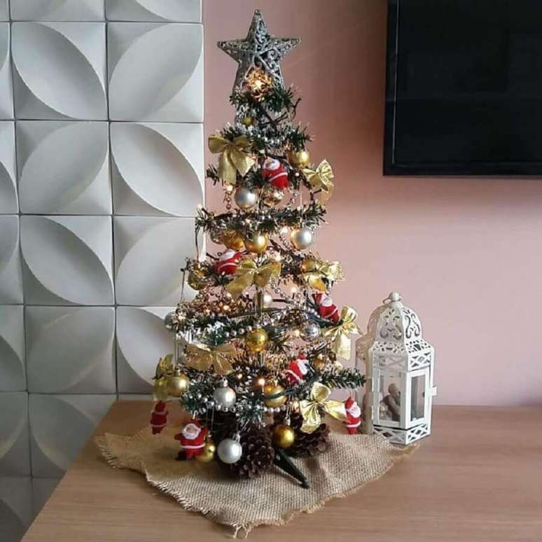 15. Invista em enfeites natalinos menores para a árvore de Natal decorada pequena – Foto: Criatividarte