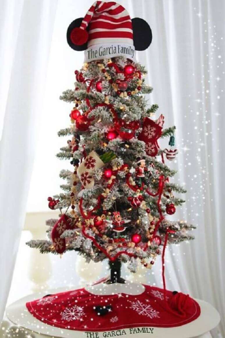 17. Árvore de Natal pequena decorada com chapéu do Mickey no topo e enfeites vermelhos – Foto: Country Living Magazine