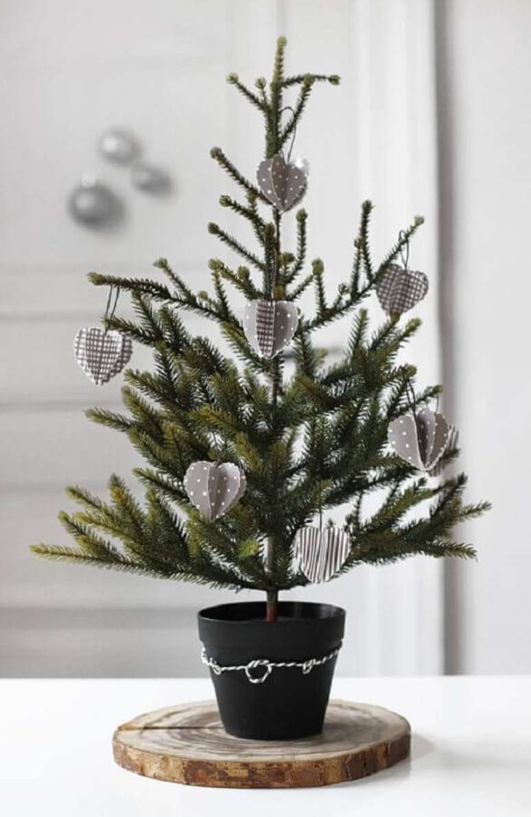 18. Enfeites simples em formato de coração para árvore de Natal pequena decorada simples – Foto: Pinterest