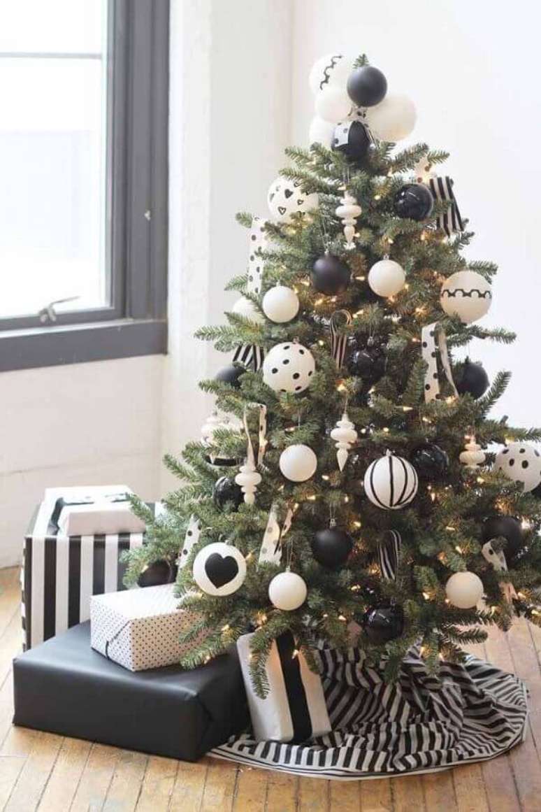19. Árvore de Natal decorada pequena com enfeites branco e preto com um toque bem moderno – Foto: Home Ideas