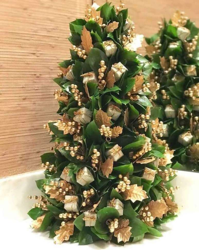 23. Linda árvore pequena de Natal decorada com folhas secas e mini presentinhos dourados – Foto: Franziska Hubener