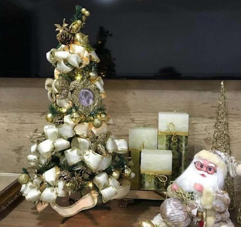 24. Árvore de Natal pequena decorada com laços – Foto: Milen Maria