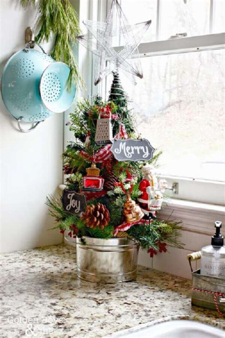 26. Já pensou em investir em uma linda árvore de Natal pequena para decorar a sua cozinha? – Foto: Cypress