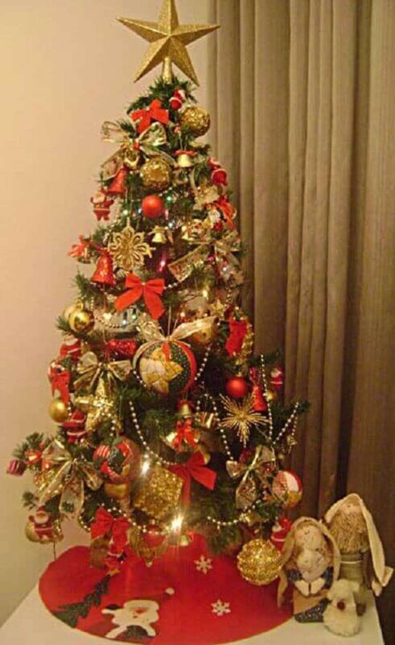 27. Decoração tradicional em vermelho e dourado para árvore de Natal pequena decorada – Foto: Taise Walber