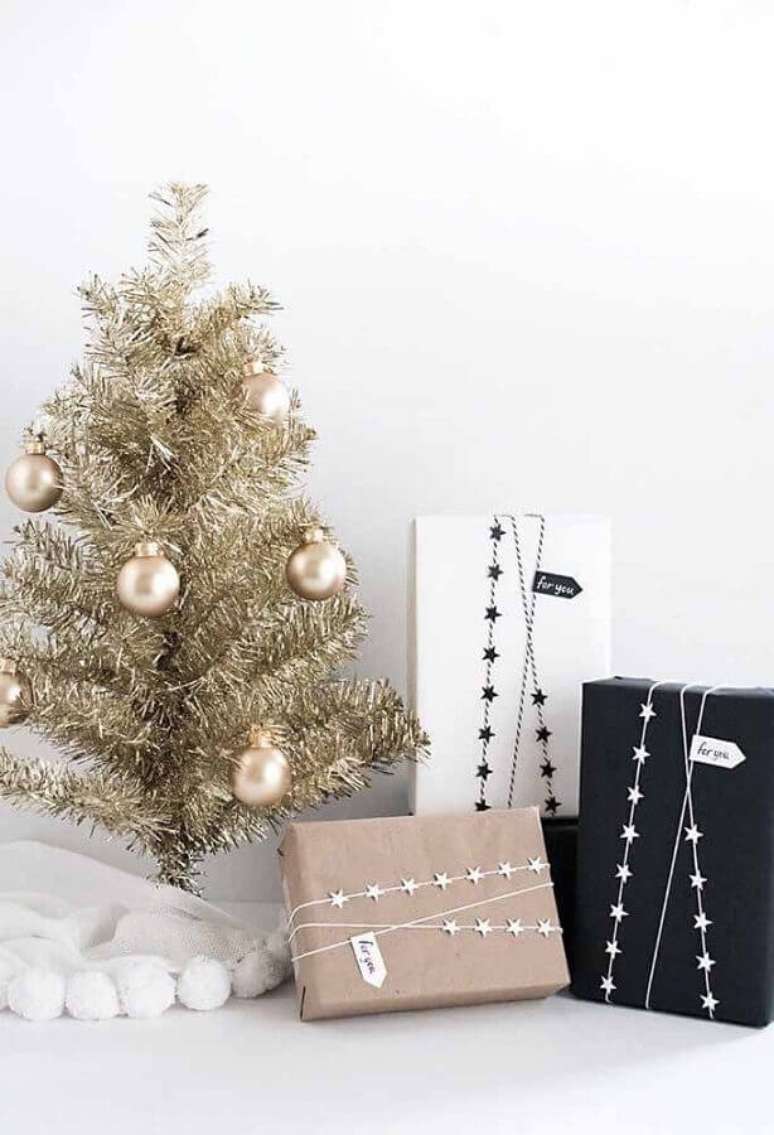 28. Modelo diferente de árvore pequena de Natal decorada toda dourada – Foto: StyleLovely