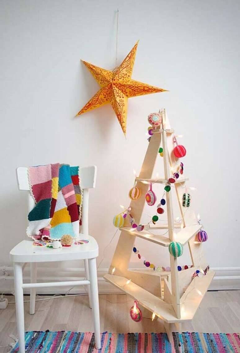 29. Invista em uma decoração diferente e moderna com uma árvore de Natal pequena de madeira – Foto: Fresh Ideen