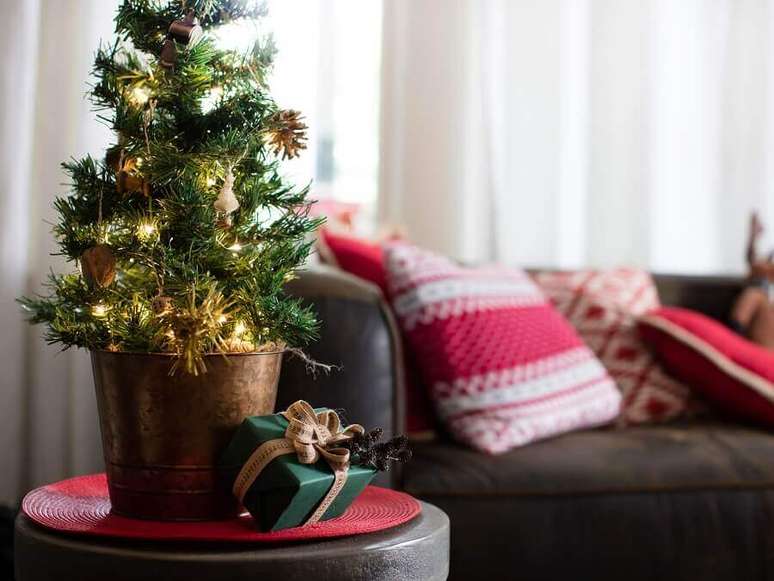 30. Modelo simples de árvore de Natal pequena decorada com detalhes dourados – Foto: HGTV