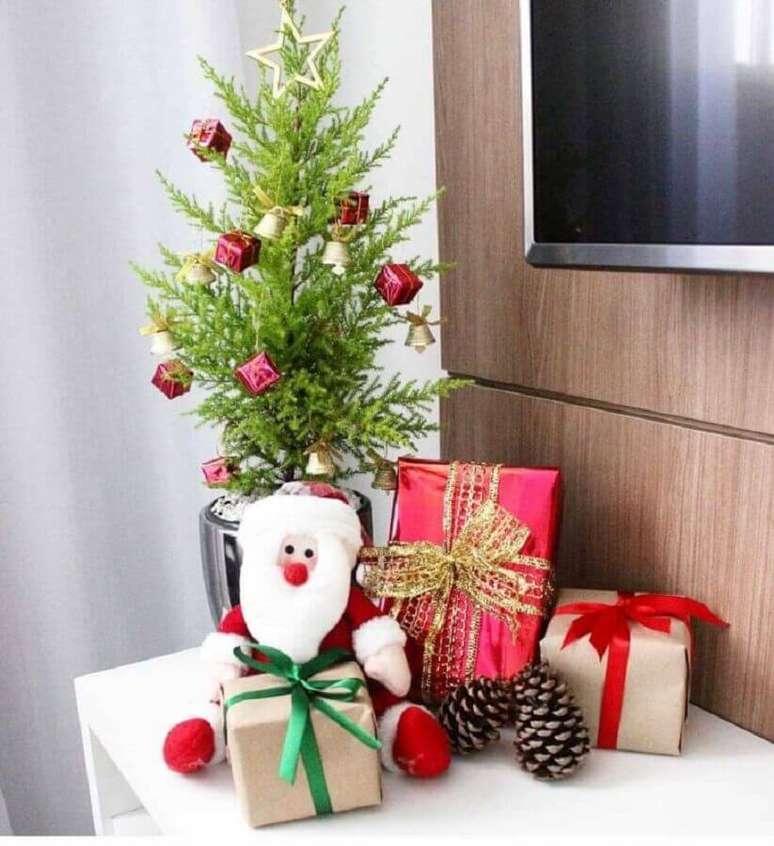 32. Decoração simples de árvore de Natal pequena com enfeites vermelhos e dourados – Foto: Lori Pires