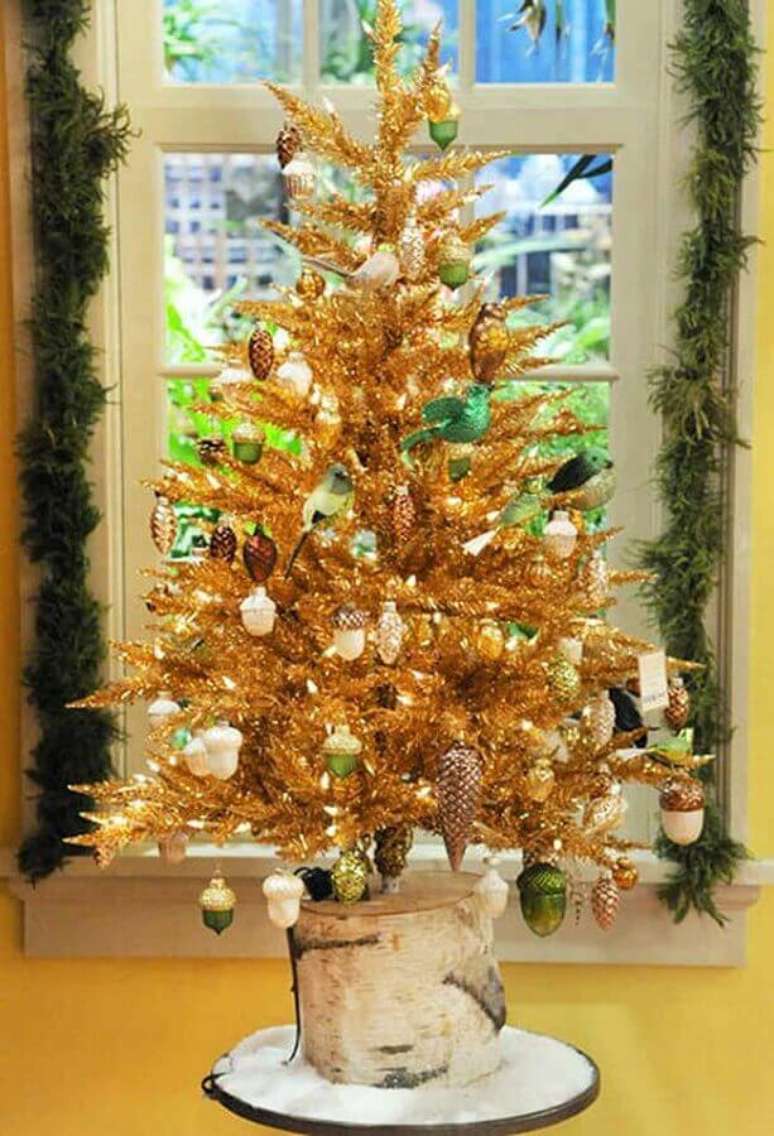 33. Árvore de Natal pequena toda dourada – Foto: Pinterest