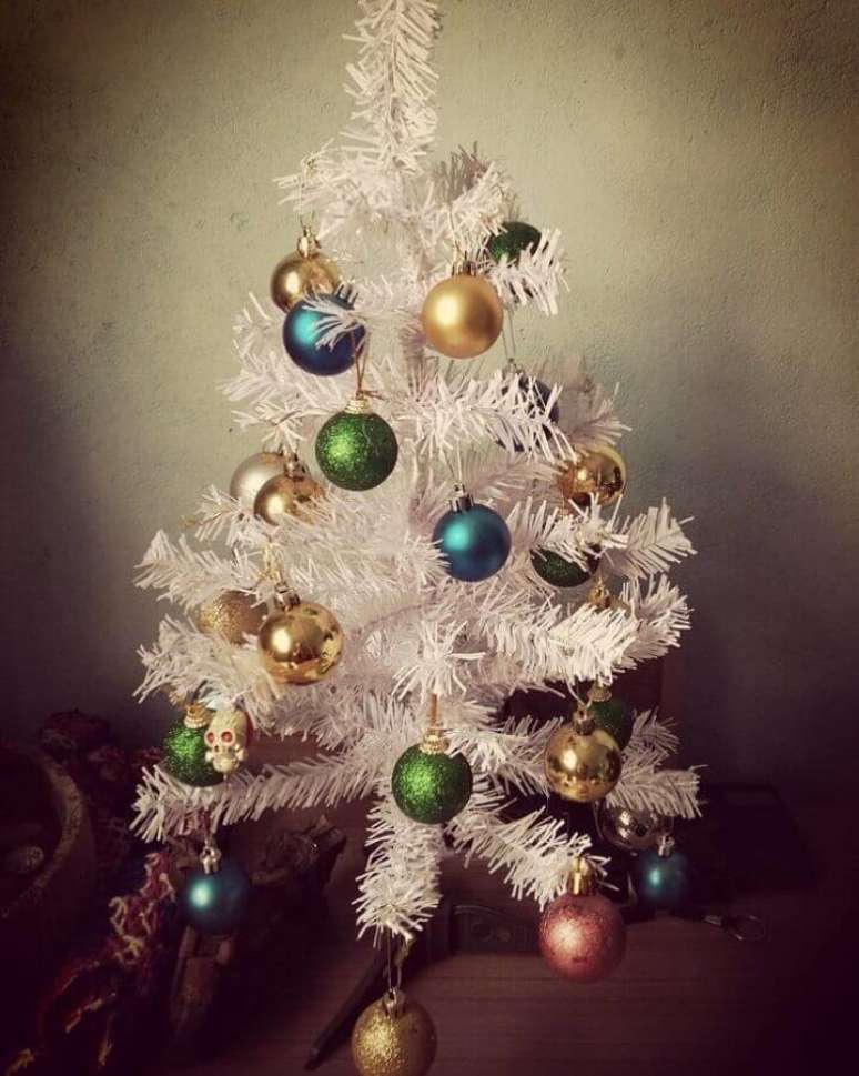 35. Decoração simples bom bolas verdes, azuis e douradas para árvore de Natal branca pequena – Foto: Letícia Dantas