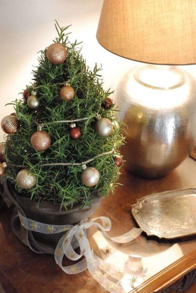 36. Bolas de Natal para decoração de árvore de Natal pequena – Foto: Flisol Home