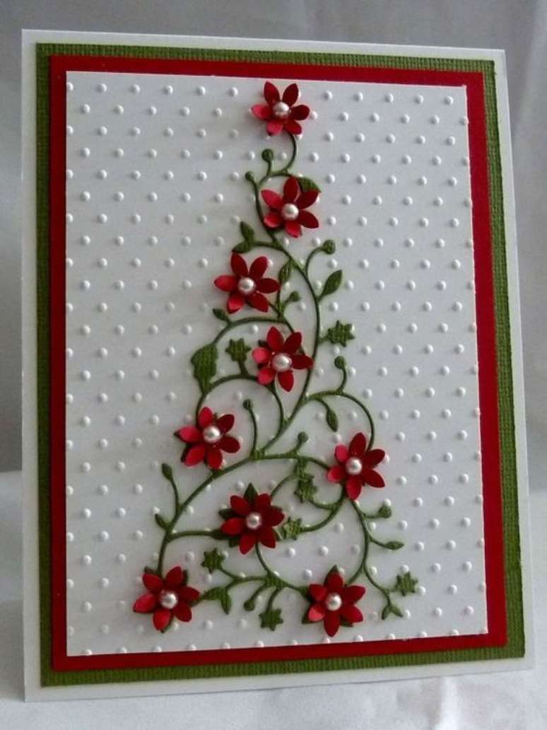 41. Este cartão de Natal brinca com flores de papel. Foto: Tudo Atual