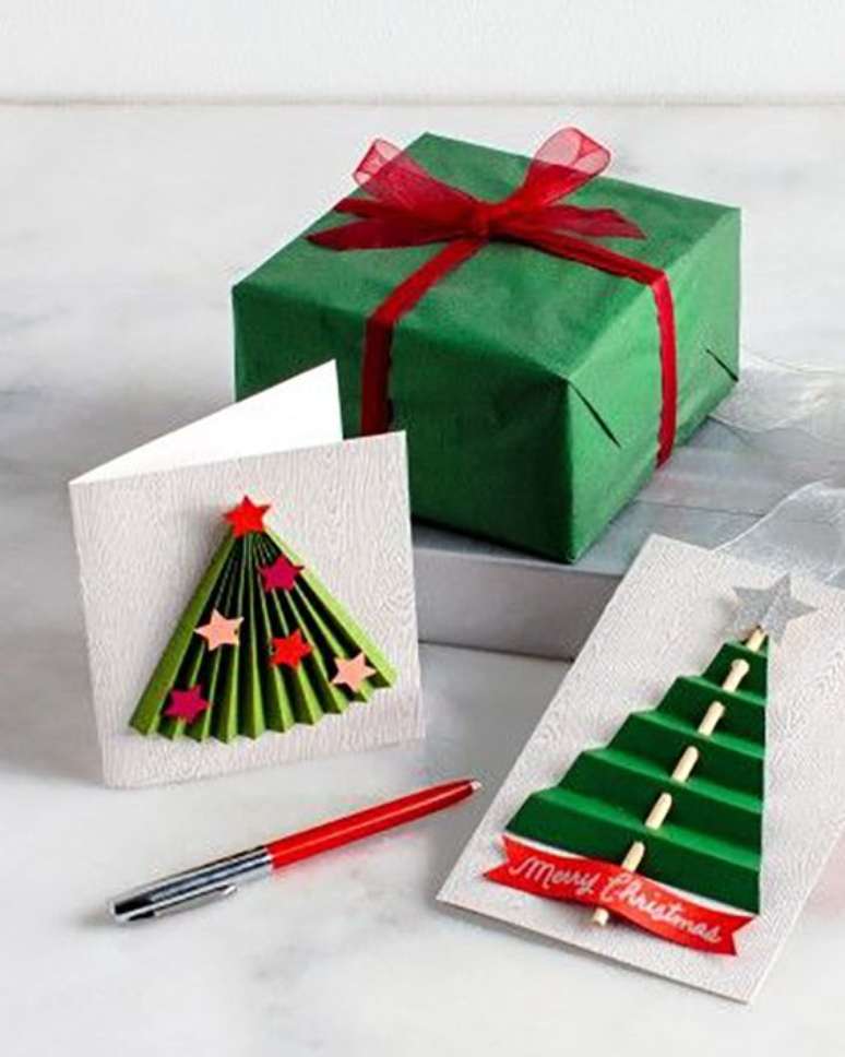 59. Palitos de churrasco são simples e perfeito para serem usados em um cartão de Natal. Foto: Revista Artesanato