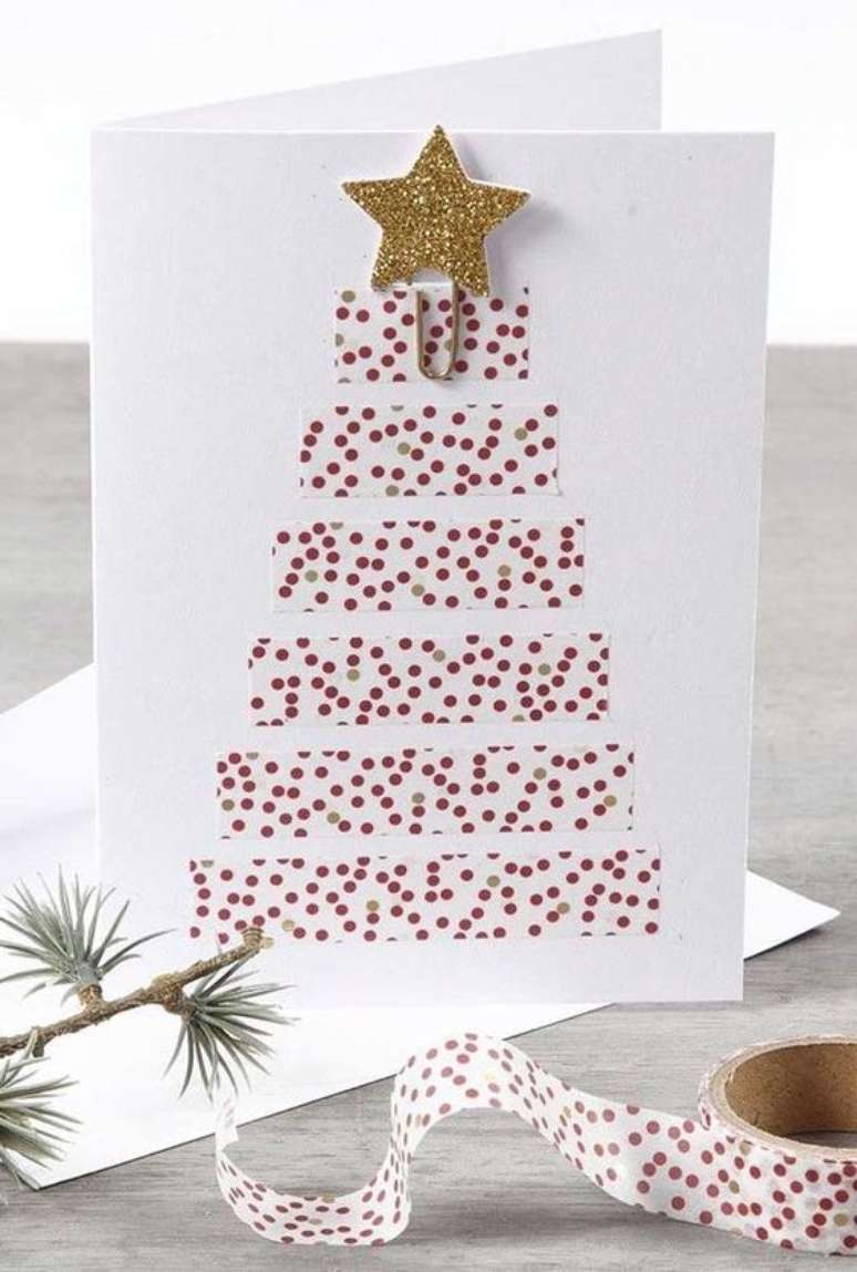 33. Este cartão de Natal brinca com uma simples fita. Foto: Decor Fácil