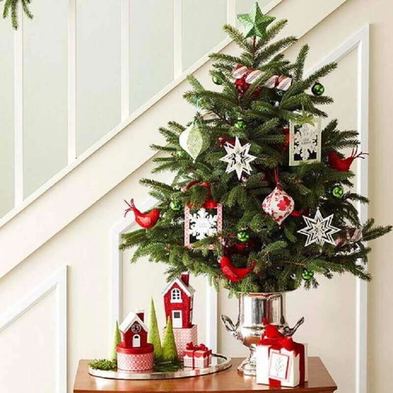 38. Enfeites para decoração clássica de árvore de Natal decorada pequena – Foto: LoveThisPic