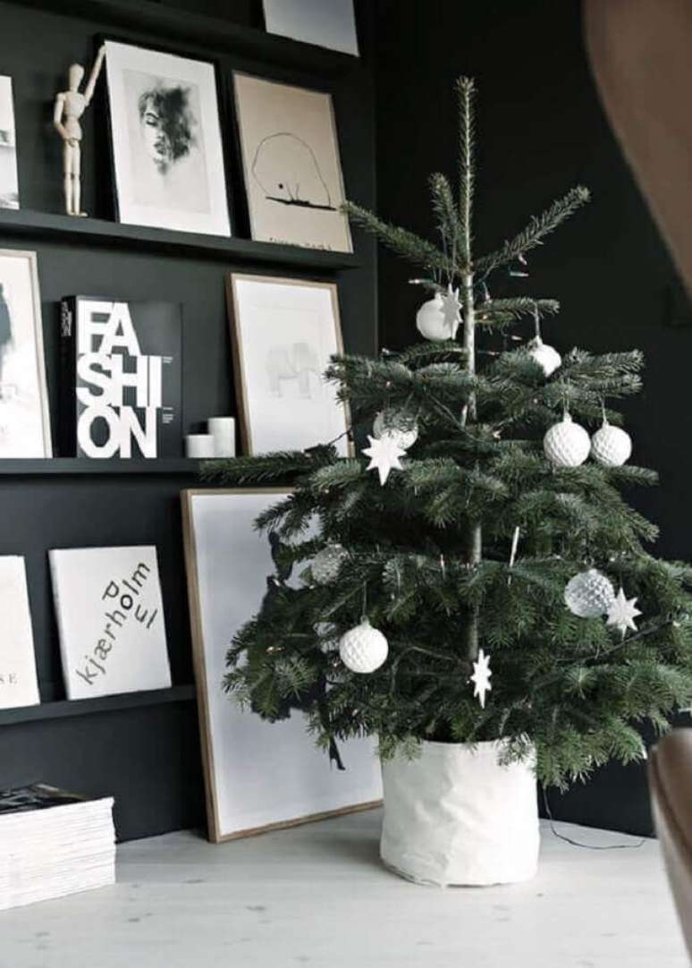 41. Decoração minimalista e moderna com árvore de Natal pequena decorada com enfeites prata – Foto: Colourful Girl