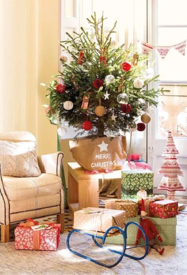 42. Sala decorada com vários presentes e árvore pequena de Natal decorada – Foto: El Mueble