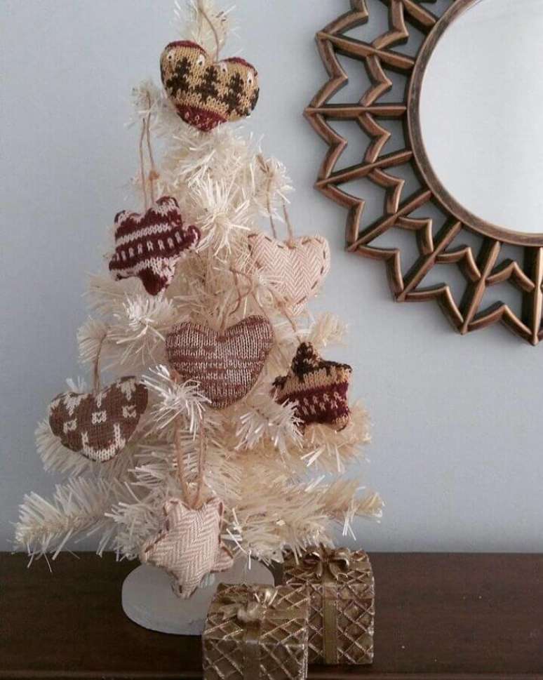44. Que tal fazer os seus próprios enfeites para árvore de Natal pequena decorada – Foto: Acesso Decor