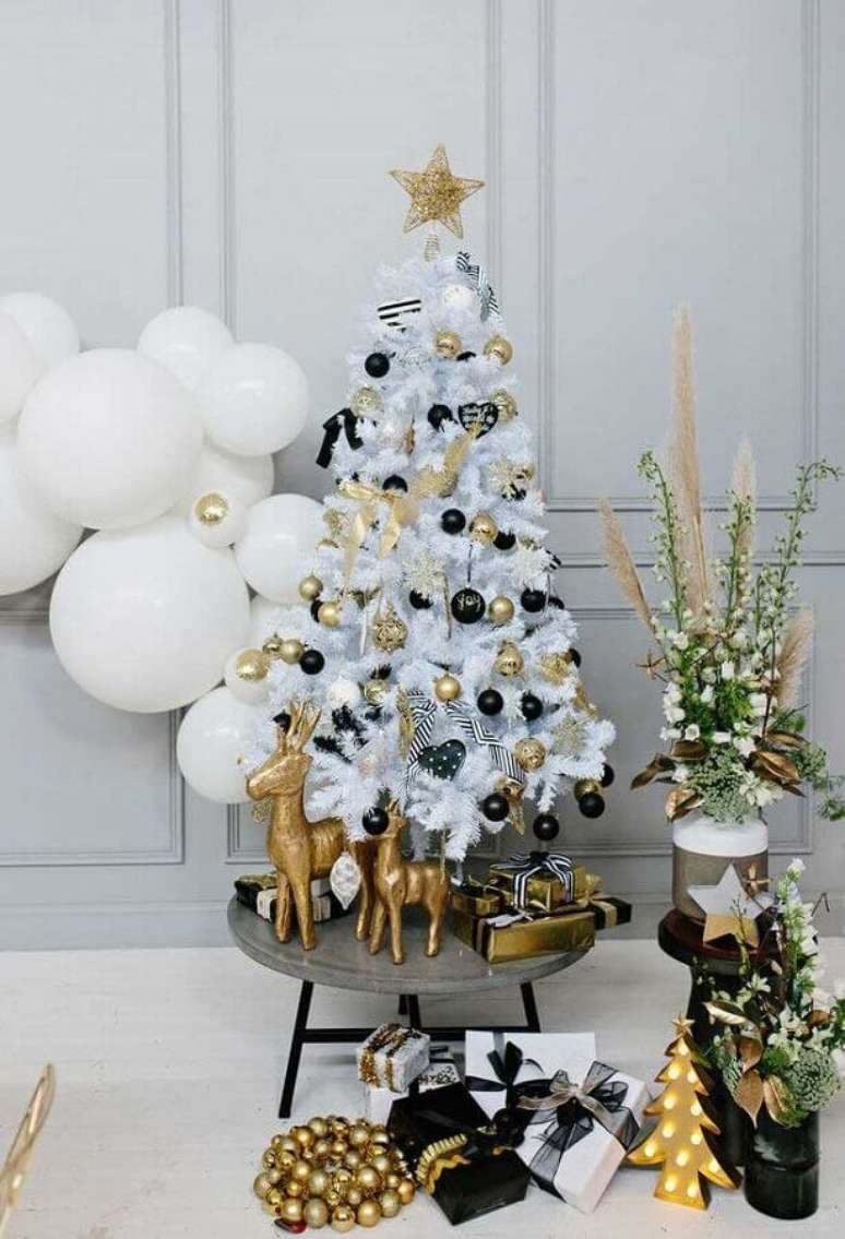 45. Enfeites dourados e pretos para árvore de Natal branca pequena – Foto: Why Santa Claus