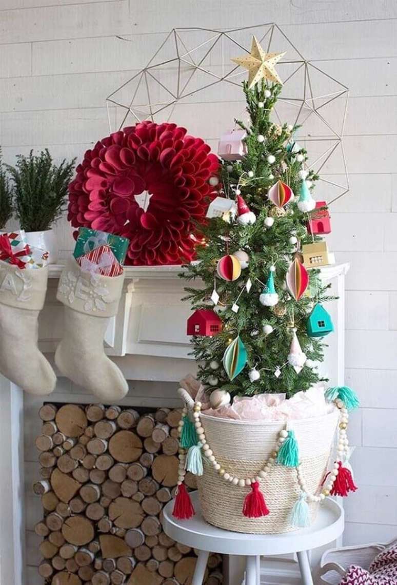 48. Decoração simples e divertida para árvore de Natal decorada pequena com enfeites coloridos – Foto: Pinterest