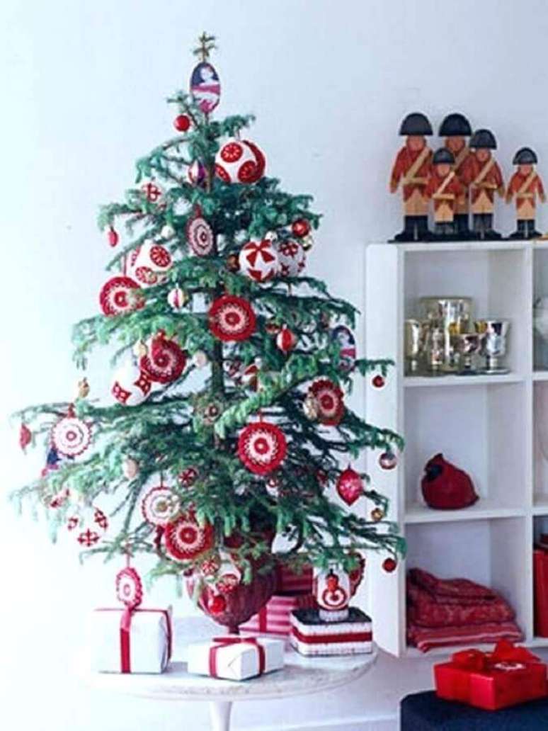 50. Enfeites vermelhos diferentes para decoração de árvore de Natal pequena – Foto: SureDrive