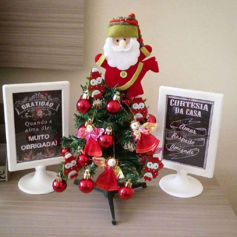 51. Enfeites vermelhos e Papai Noel para decoração de árvore de Natal pequena – Foto: Adriana Ribeiro