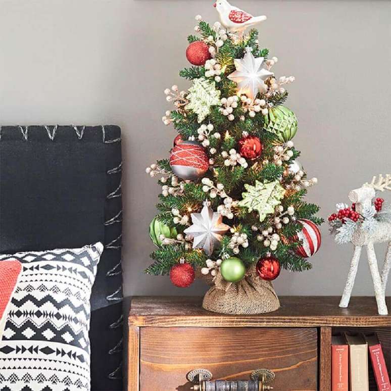 52. Lindos enfeites para decoração de árvore de Natal pequena – Foto: Lowe’s