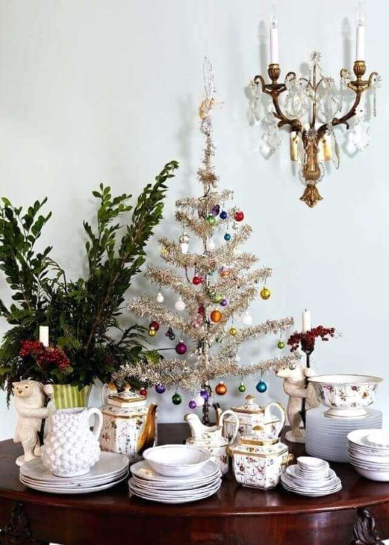 3. Decoração com árvore de Natal pequena simples com bolinhas coloridas – Foto: Pinosy