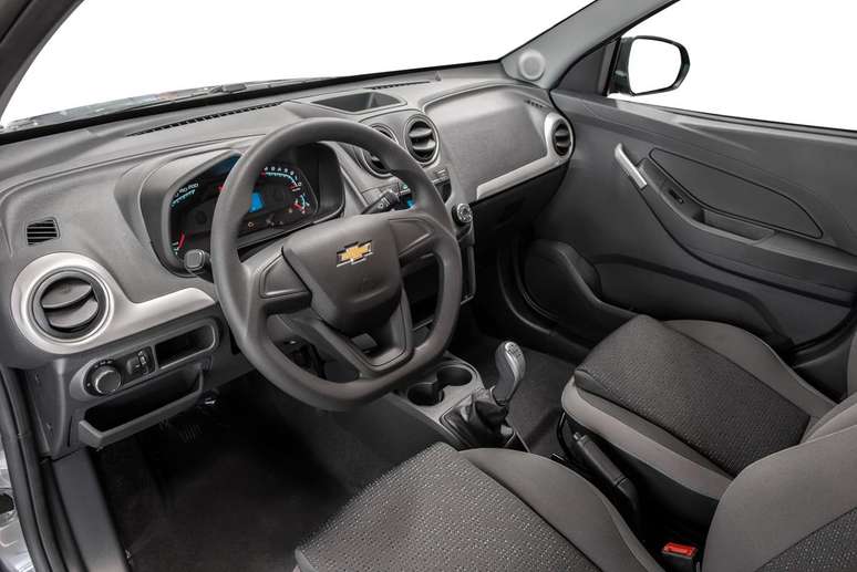 O interior utiliza volante com base achatada e apliques em cinza para tentar disfarçar a idade do projeto.