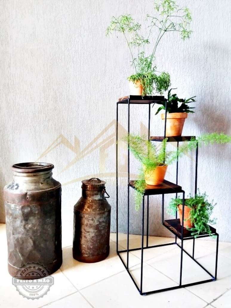 27. Suporte para plantas de ferro na decoração na sala de estar – Por: Elo7