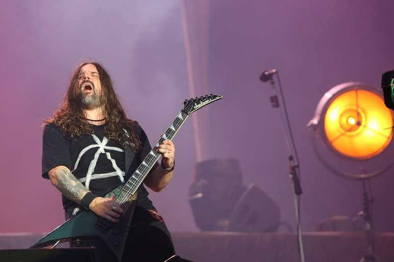 O guitarrista Andreas Kisser durante apresentação da banda Sepultura