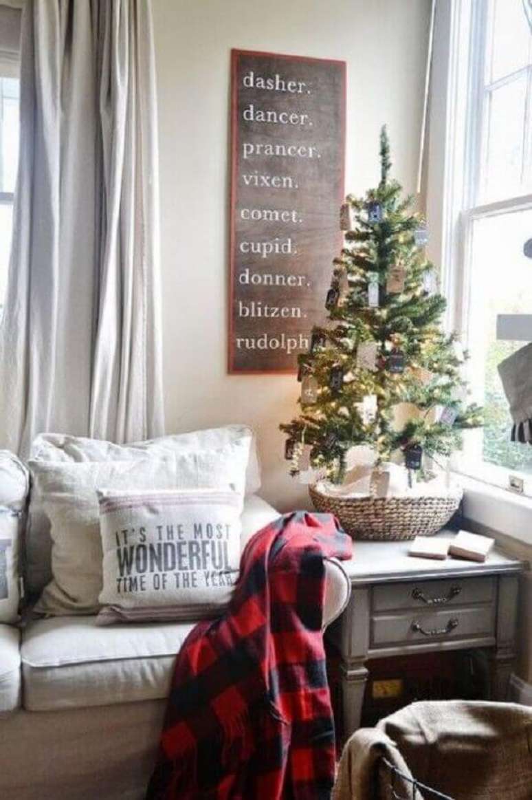 55. Decoração rústica para sala de estar com árvore de Natal pequena decorada com pisca pisca – Foto: Pinterest