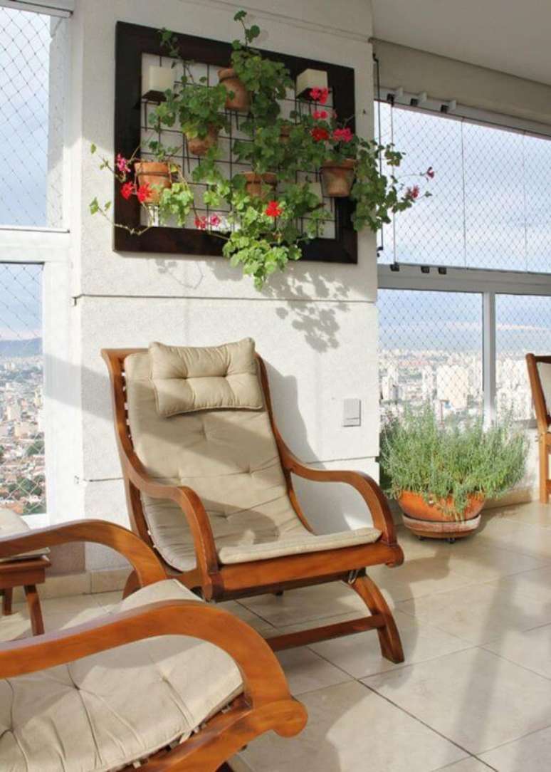31. Suporte para plantas de ferro para decorar a varanda – Por: 3K Arquitetura e Interiores