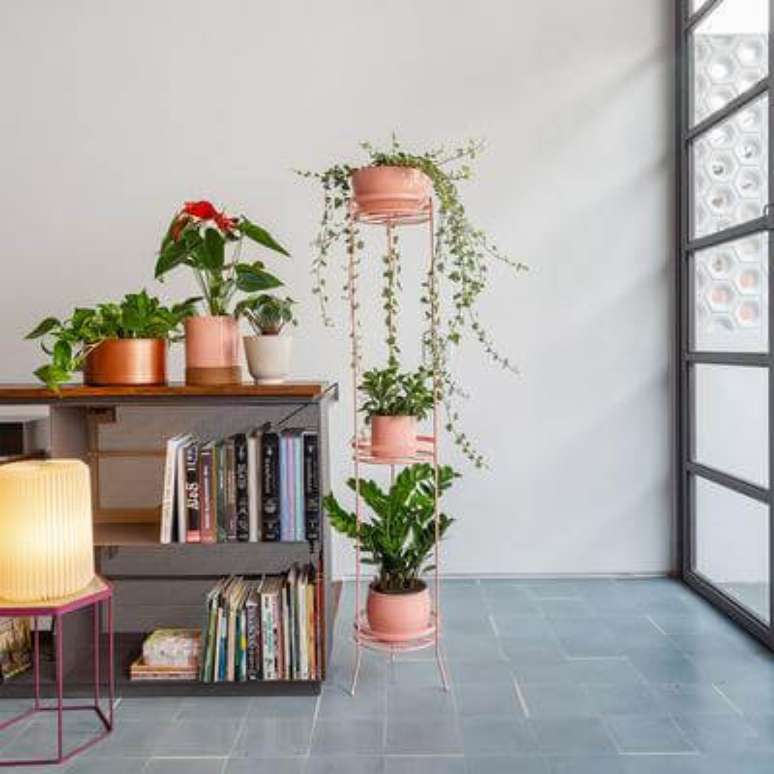 30. Suporte para plantas de ferro na decoração da sala de estar, com lindos suporte para plantas – Por: Pinterest