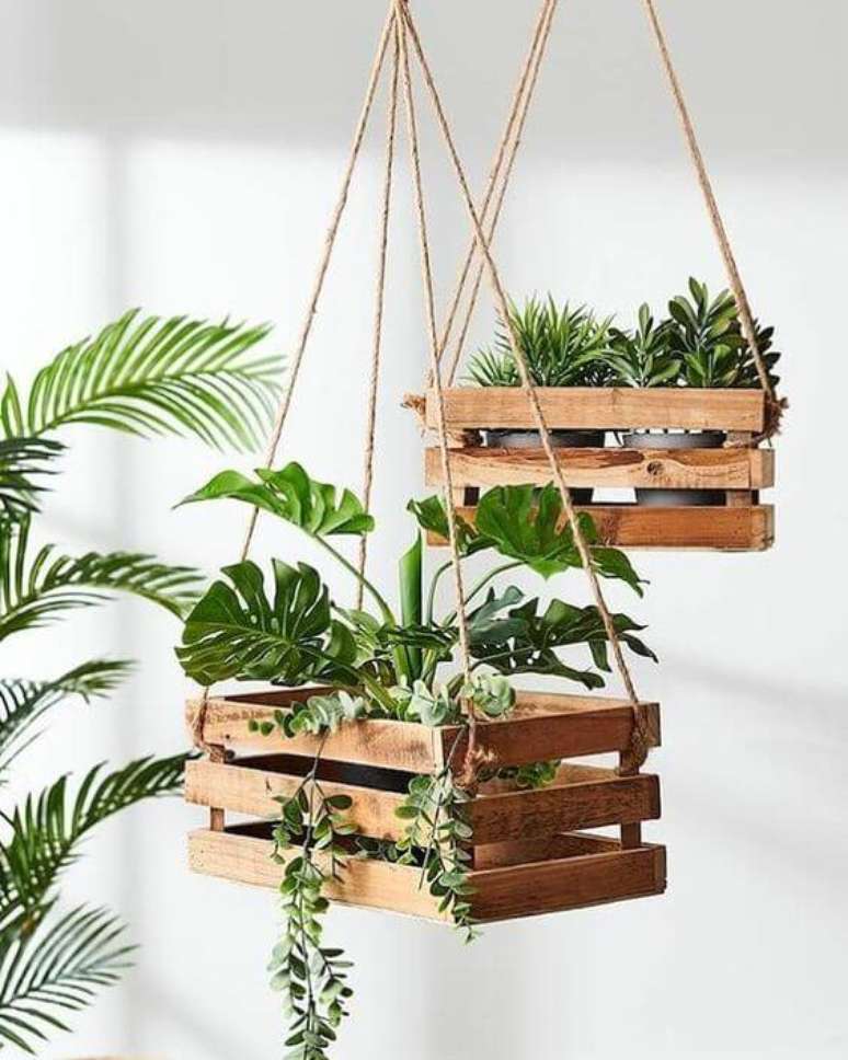 38. Suporte para plantas feito de caixote – Por: Pinterest