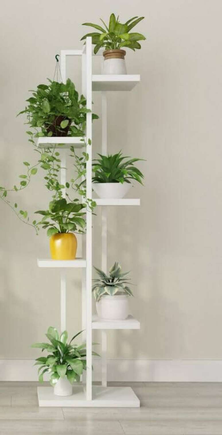 42. Suporte para plantas de madeira com diferentes plantas. Um lindo suporte para plantas!  – Por: Pinterest