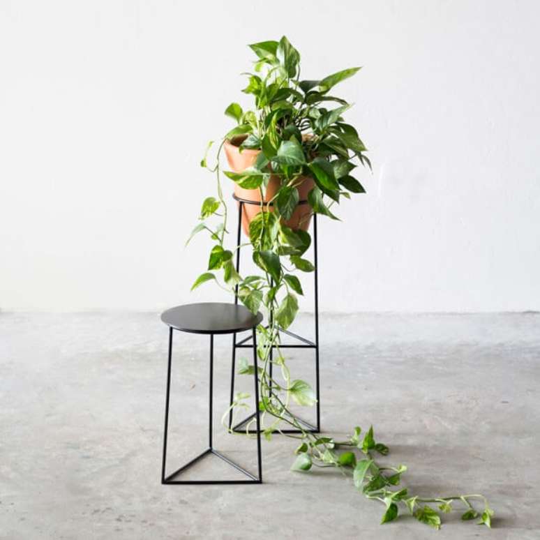 4. Suporte de ferro para plantas – Por: Casa Vogue