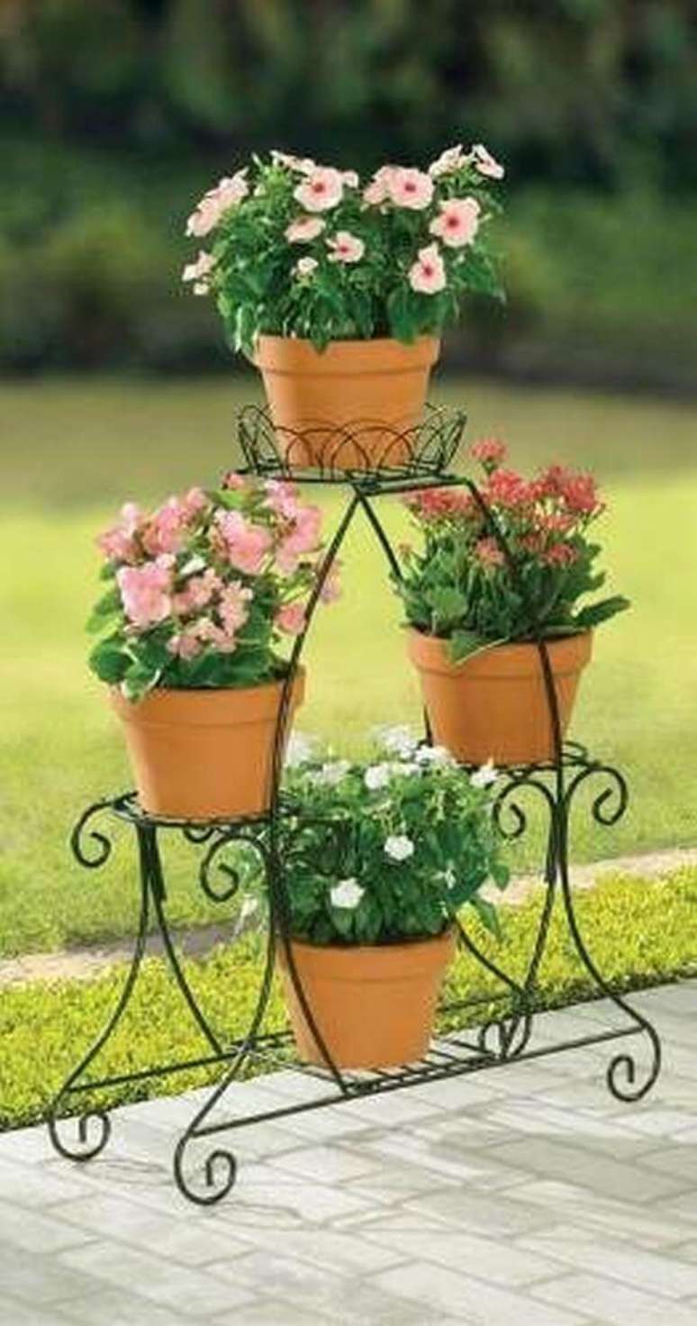 45. Suporte para plantas de ferro com flores lindas – Por: Pinterest