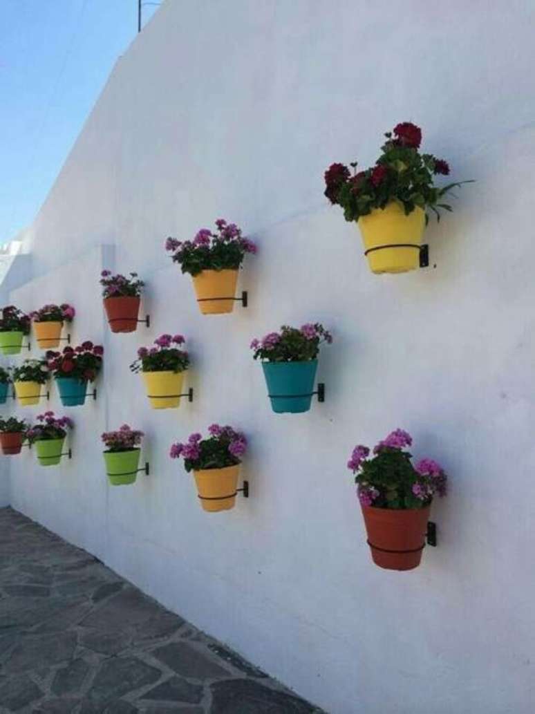 50. Suporte para plantas de parede simples em ferro – Por: Pinterest