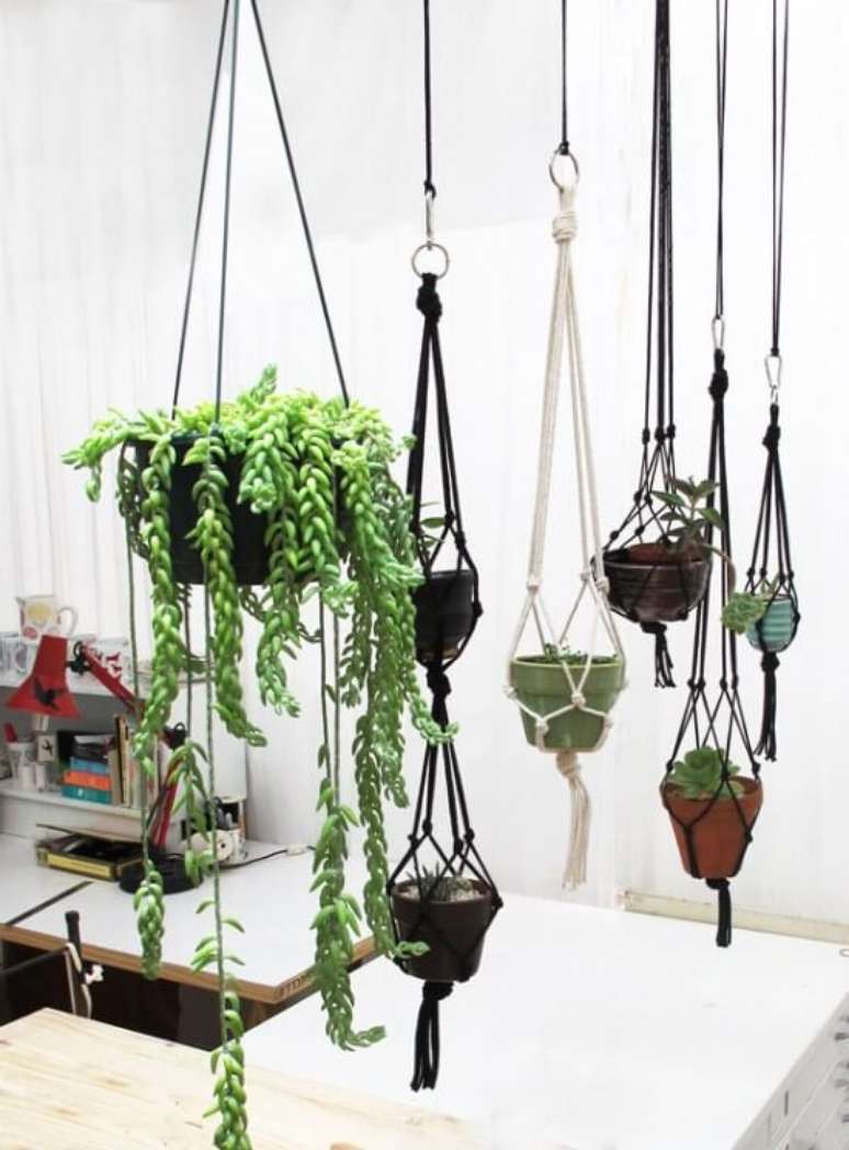 11. Suporte para plantas decorando a casa – Por: Plumestis Magazine