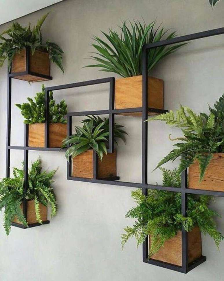 2. Suporte para plantas de parede com estrutura de ferro – Por: Pinterest